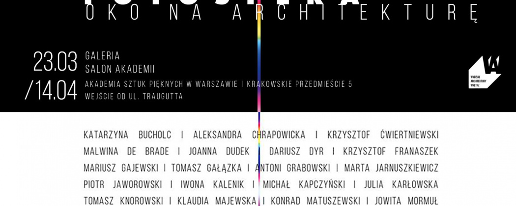 Zaproszenie na zbiorową wystawę pt. Fotosfera. Oko na architekturę. W wystawie wzięli udział wykładowcy z Wydziału Scenografii: prof. Tomasz Myjak oraz dr hab. Mariusz Gajewski, Profesor Uczelni.